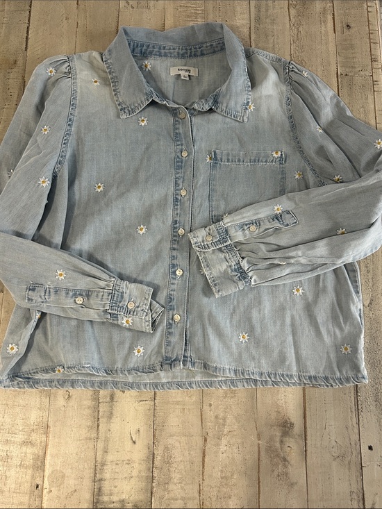 Kensie Tops - Kensie Light Wash Denim Shirt with Daisy Embroidery